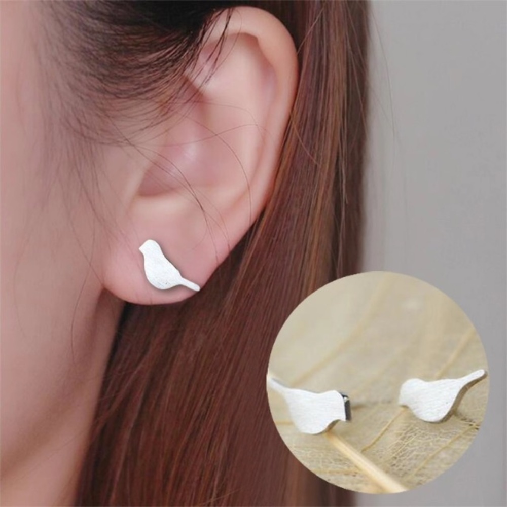NEW!๐๐ADORABLE!๐LITTLE๐GOLDEN BIRD๐STUDS!๐๐ - Picture 2 of 8